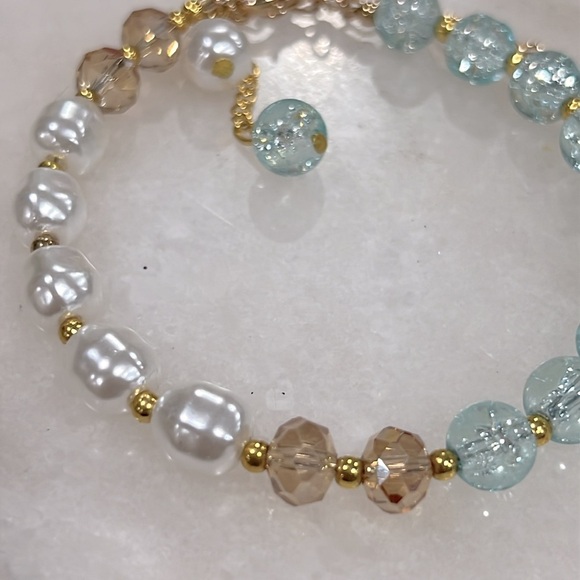 Blue Crackle and Faux Pearl Bracelet - Picture 2 of 3